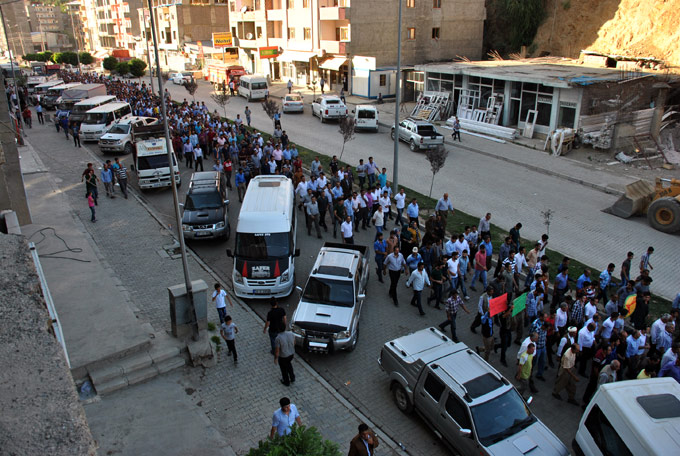 Şemdinli'de yüzlerce kişi IŞİD’i protesto etti 15