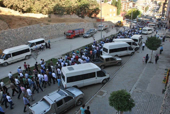 Şemdinli'de yüzlerce kişi IŞİD’i protesto etti 16