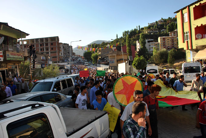 Şemdinli'de yüzlerce kişi IŞİD’i protesto etti 17