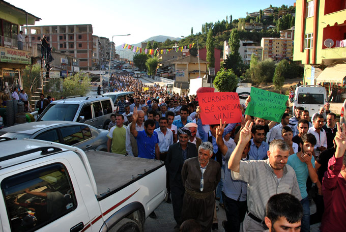Şemdinli'de yüzlerce kişi IŞİD’i protesto etti 18
