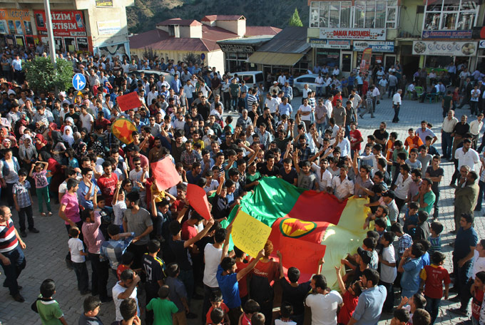 Şemdinli'de yüzlerce kişi IŞİD’i protesto etti 21