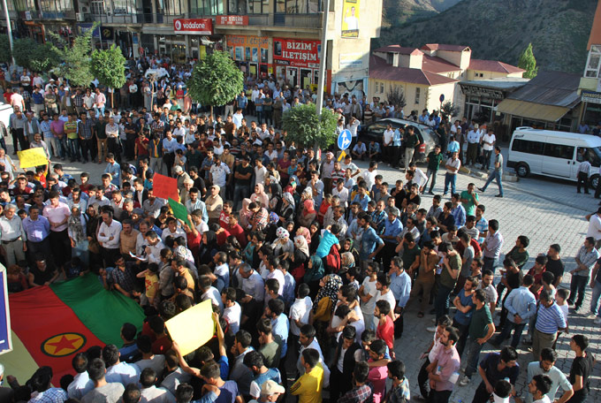Şemdinli'de yüzlerce kişi IŞİD’i protesto etti 29