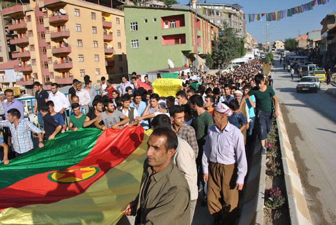 Şemdinli'de yüzlerce kişi IŞİD’i protesto etti 7
