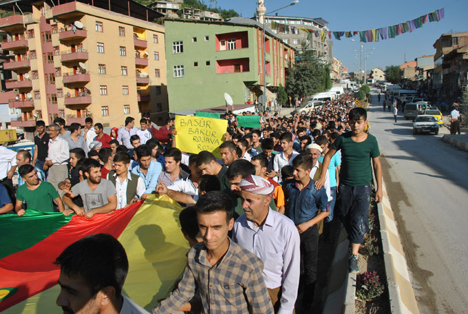 Şemdinli'de yüzlerce kişi IŞİD’i protesto etti 8