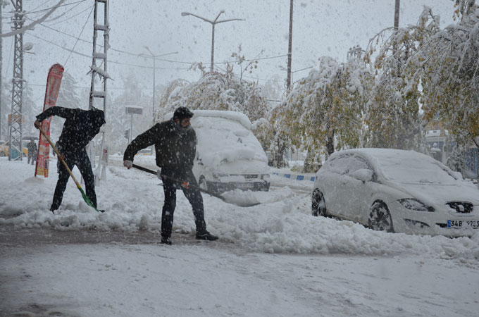 Yüksekova'da yılın ilk kar yağışı 1