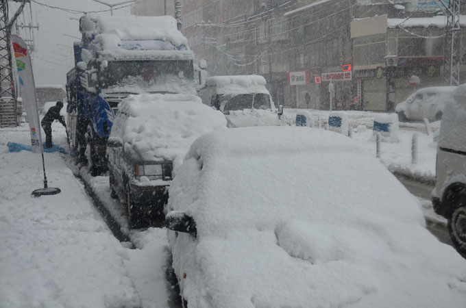 Yüksekova'da yılın ilk kar yağışı 10