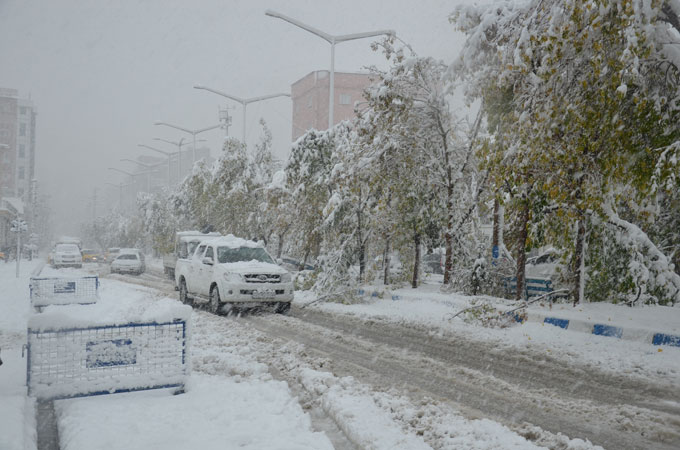 Yüksekova'da yılın ilk kar yağışı 12