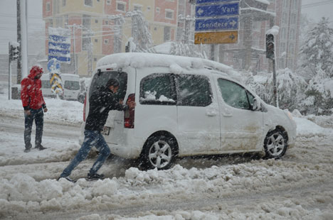 Yüksekova'da yılın ilk kar yağışı 13
