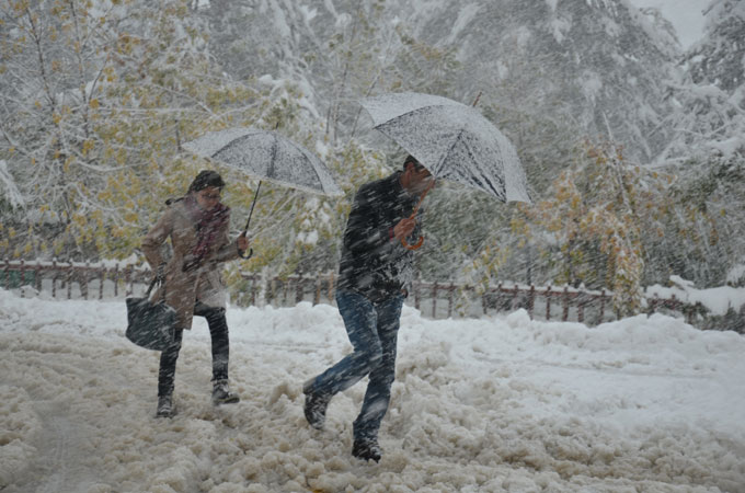 Yüksekova'da yılın ilk kar yağışı 14