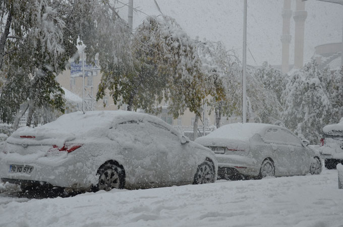 Yüksekova'da yılın ilk kar yağışı 2