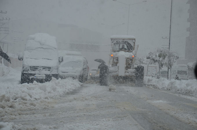 Yüksekova'da yılın ilk kar yağışı 4