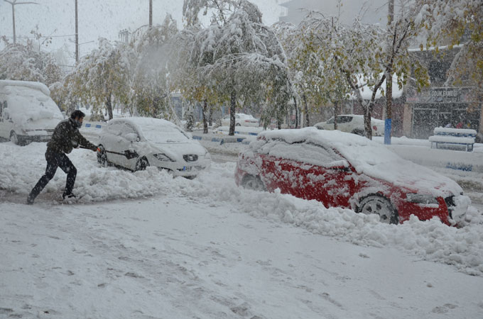 Yüksekova'da yılın ilk kar yağışı 5