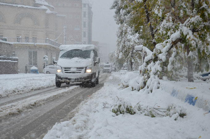 Yüksekova'da yılın ilk kar yağışı 9