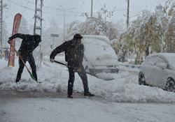 Yüksekova'da yılın ilk kar yağışı