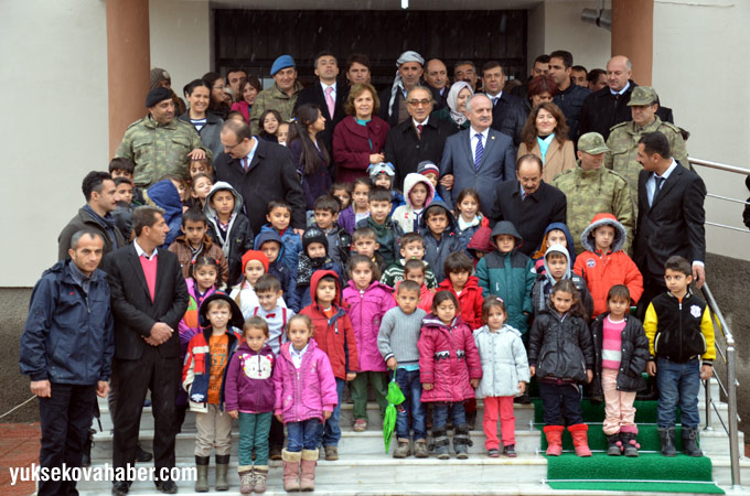 Av.Mehmet Altun ilkokulu açıldı. 14