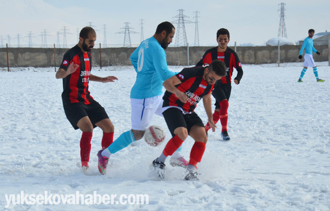 Yüksekova'da karlı sahada lig maçı 1