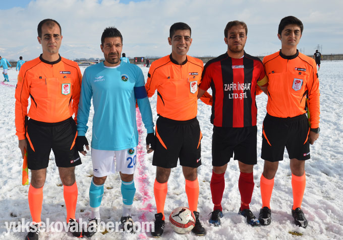Yüksekova'da karlı sahada lig maçı 10