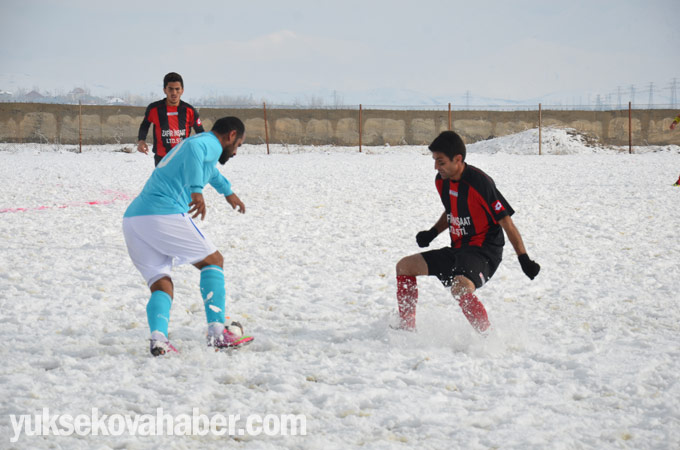 Yüksekova'da karlı sahada lig maçı 11