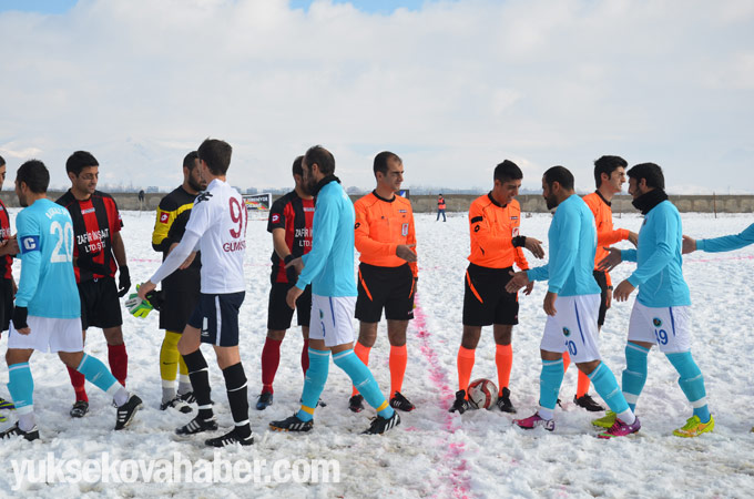 Yüksekova'da karlı sahada lig maçı 12