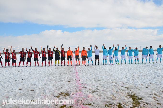 Yüksekova'da karlı sahada lig maçı 13