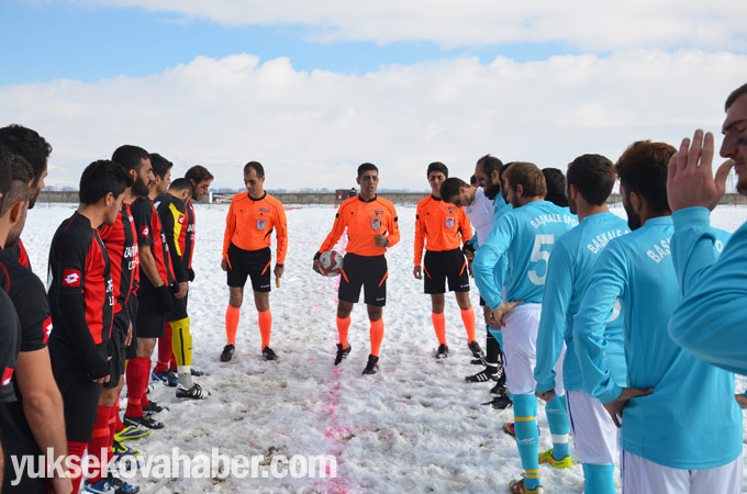 Yüksekova'da karlı sahada lig maçı 14
