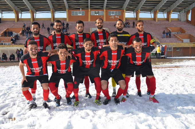 Yüksekova'da karlı sahada lig maçı 15