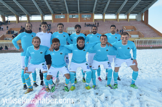 Yüksekova'da karlı sahada lig maçı 16
