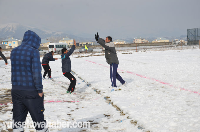 Yüksekova'da karlı sahada lig maçı 18