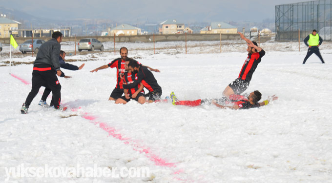 Yüksekova'da karlı sahada lig maçı 19
