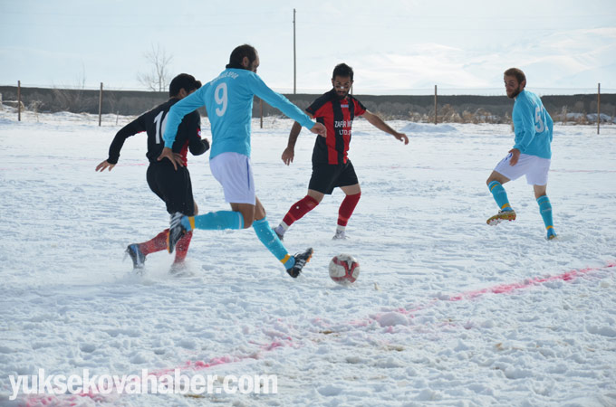 Yüksekova'da karlı sahada lig maçı 2