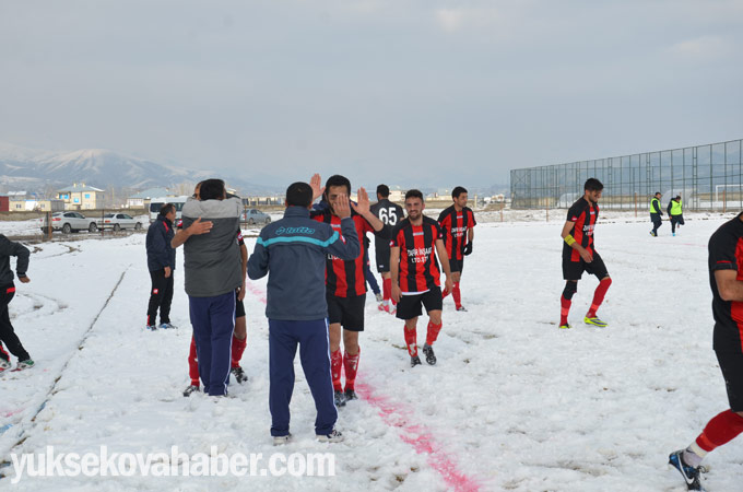 Yüksekova'da karlı sahada lig maçı 21