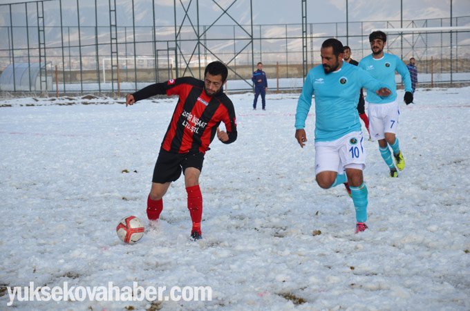 Yüksekova'da karlı sahada lig maçı 23