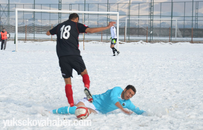 Yüksekova'da karlı sahada lig maçı 3