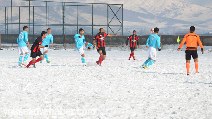Yüksekova'da karlı sahada lig maçı 4