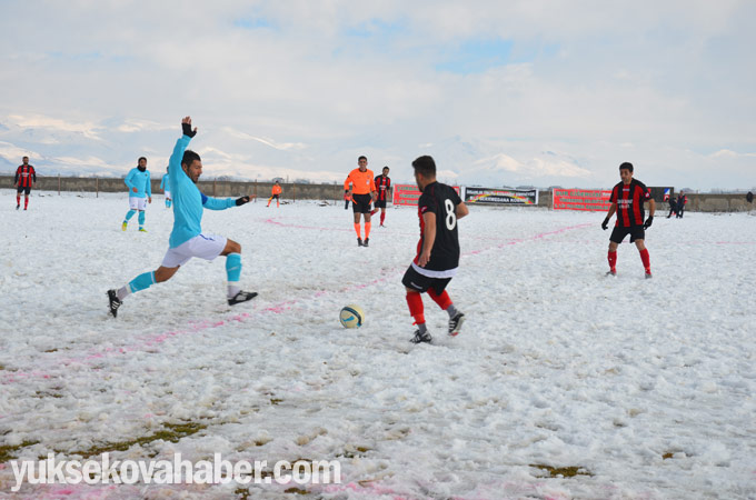 Yüksekova'da karlı sahada lig maçı 6