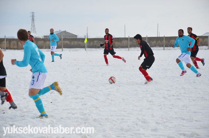 Yüksekova'da karlı sahada lig maçı 7