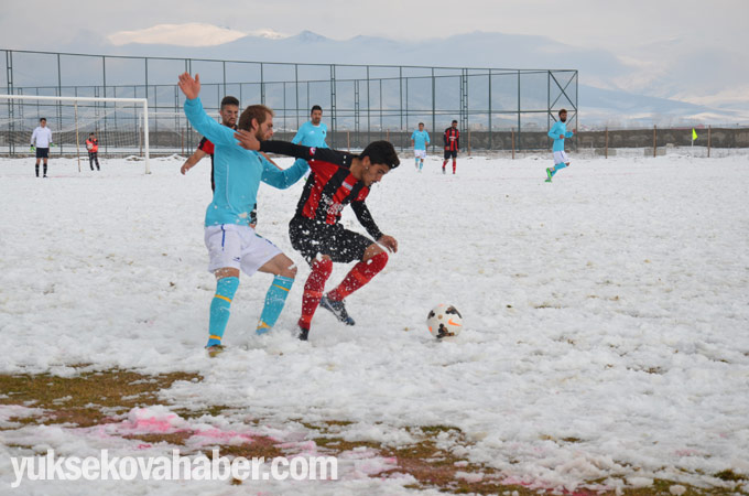Yüksekova'da karlı sahada lig maçı 8
