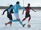 Yüksekova'da karlı sahada lig maçı