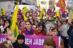 Hakkarili kadınlardan '25 Kasım' yürüyüşü