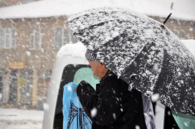 Hakkari'de kar yağışı ulaşımı etkiledi 11