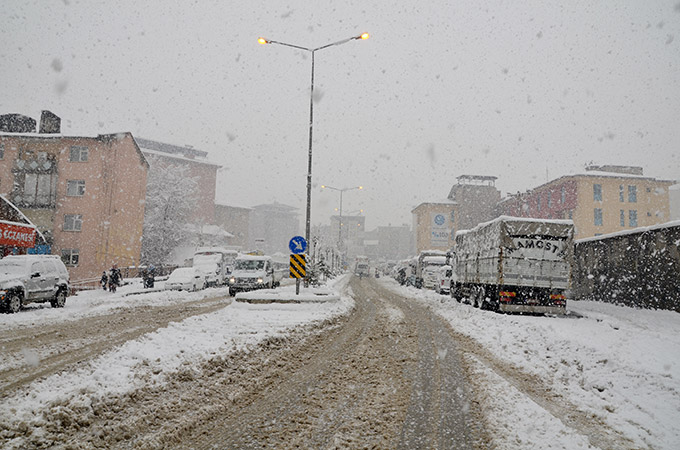 Hakkari'de kar yağışı ulaşımı etkiledi 12