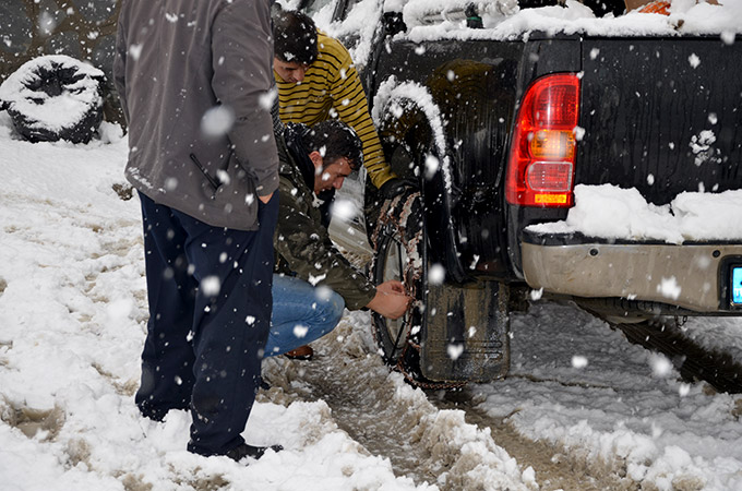 Hakkari'de kar yağışı ulaşımı etkiledi 13