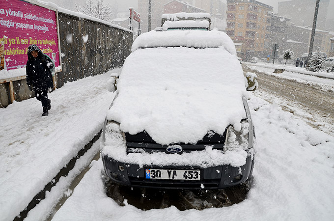 Hakkari'de kar yağışı ulaşımı etkiledi 14