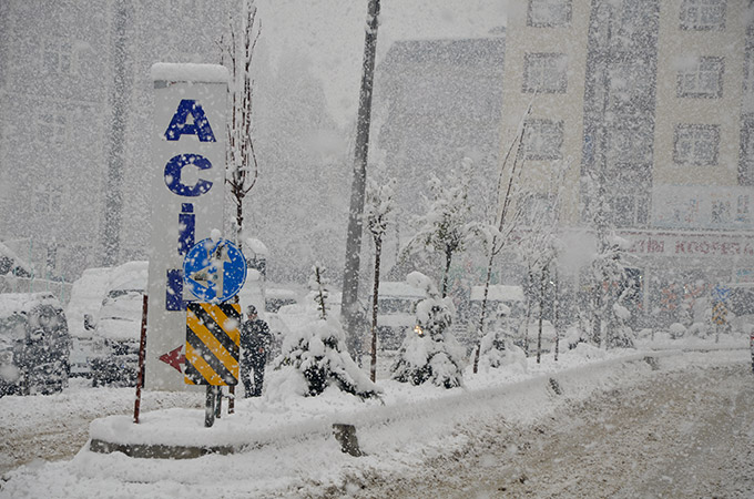 Hakkari'de kar yağışı ulaşımı etkiledi 16
