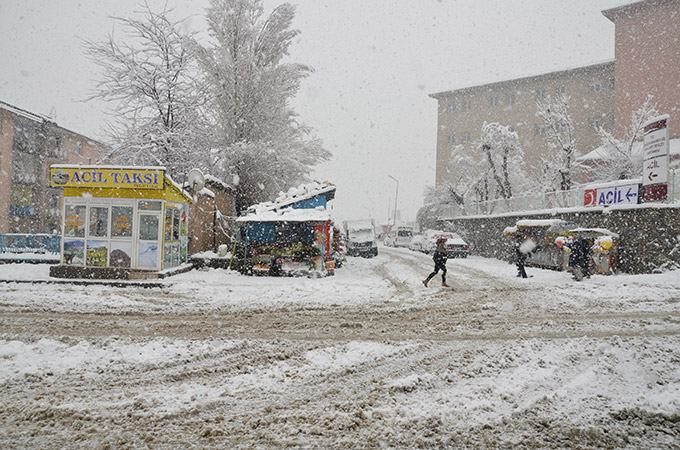 Hakkari'de kar yağışı ulaşımı etkiledi 17
