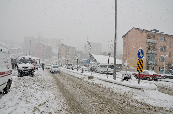 Hakkari'de kar yağışı ulaşımı etkiledi 18
