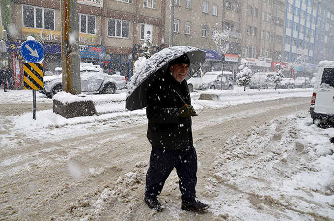 Hakkari'de kar yağışı ulaşımı etkiledi 19