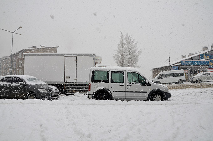 Hakkari'de kar yağışı ulaşımı etkiledi 2
