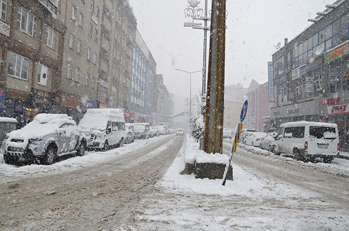 Hakkari'de kar yağışı ulaşımı etkiledi 20