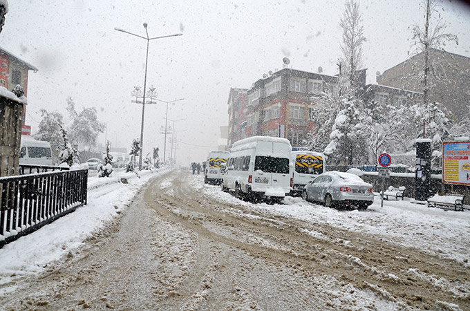 Hakkari'de kar yağışı ulaşımı etkiledi 21